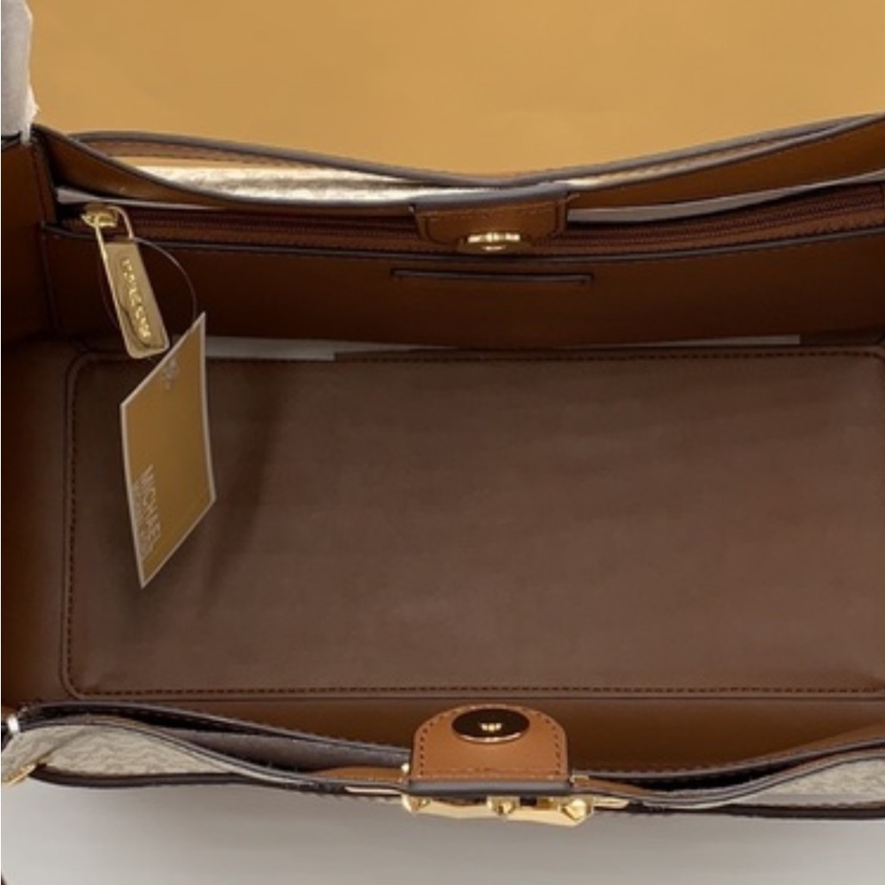 MICHAEL KORS REED LARGE LOGO TOTE. VANILLA SIGNATURE. NWT. Free bag w purchase. - Picture 6 of 13